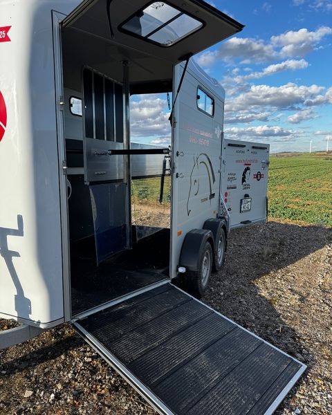 Frontausstieg – entspanntes Abladen für dein Pferd