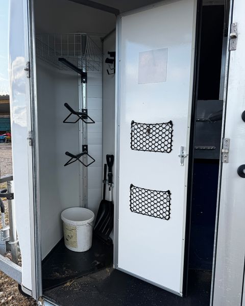 Große Sattelkammer mit viel Stauraum