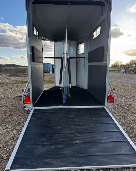 Rückausstieg mit stabiler, rutschfester Rampe oder auch Tür