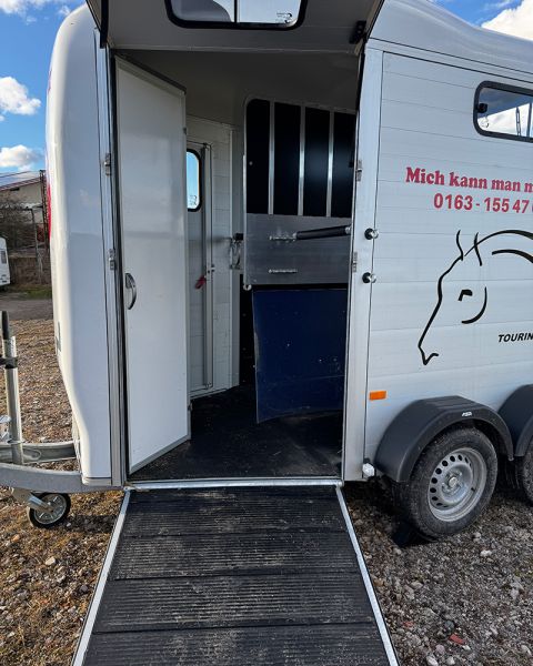 Frontausstieg – entspanntes Abladen für dein Pferd